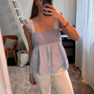 Magasin du Nord linne - Säljer detta söta linne från Magasin du Nord, köpt i Köpenhamn! Linnet har volanger på axlarna och resor i ryggen🩷