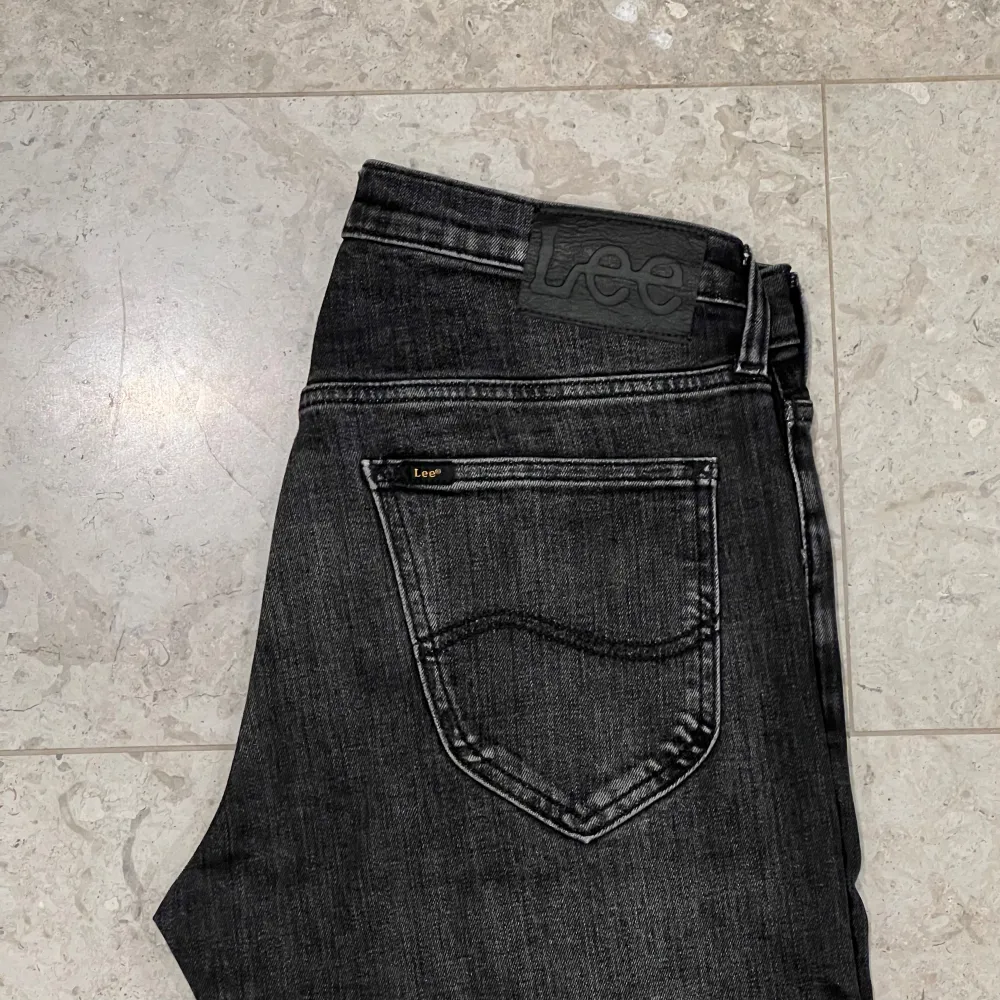 Oanvända Lee jeans. Slim fit, sjukt grisch. Perfekt urtvättad svart färg:) . Jeans & Byxor.