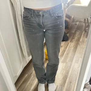 Gråa jeans  - Säljer Zara 08 Jeans köpta längesen passar ej längre 