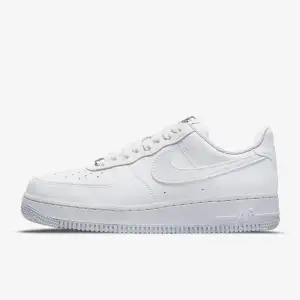 Säljer mina Nike air force 1 i storlek 39. De är använda ett fåtal gånger och är i mycket bra skick. Orginalpris 1200kr och säljs för 800kr men pris går att diskuteras. Skriv för fler bilder.