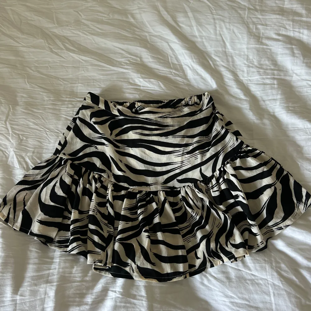 Säljer kjol från Gina tricot. Använd ett fåtal gånger . Hameet.