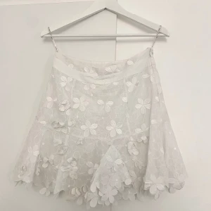 Blommig kjol  - Fin blommig kjol i storlek 34. 