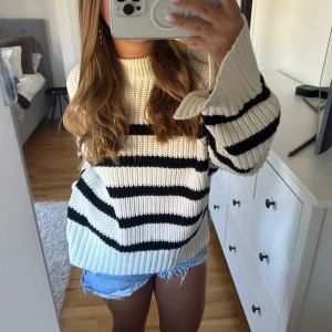 Stickad tröja  - Stickad randig tröja från Gina Tricot! Passar XS-M⭐️ perfekt för höst/vinter! 