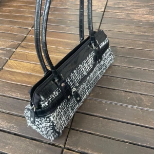 Handväska - Handväska/axelväska i vävt material 