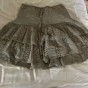 Kjol  - Superfin kjol från zara men kommer inte till användning, säljs ej längre