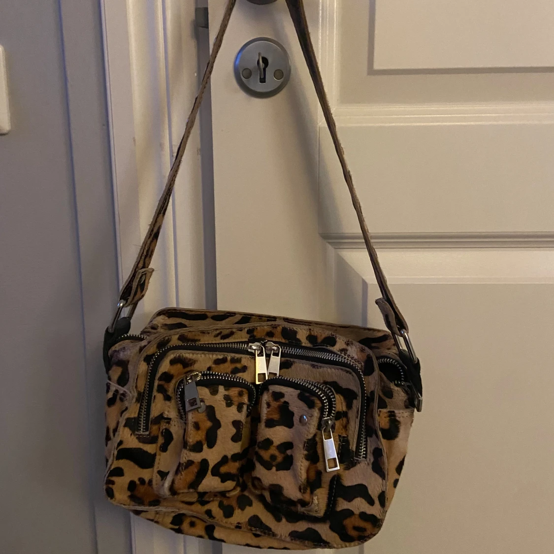 Leopardmönstrad axelväska