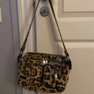 Leopardmönstrad axelväska - väska ifrån nuuno, lite sliten baktill men annars i fint skick 