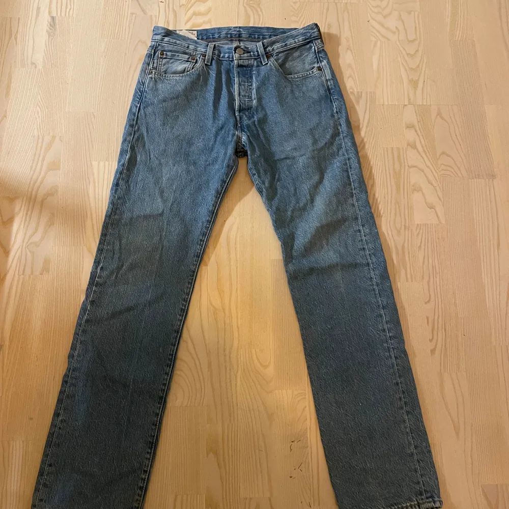 Levis 501 jeans i storlek 30/32 Nyskick, inga tecken på slitage. Jeans & Byxor.