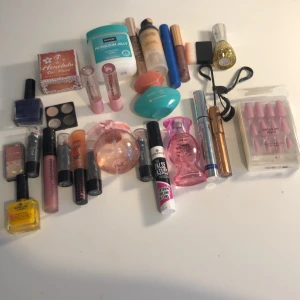Smink - Olika skönhetssaker. Allting är använt men inte använt på länge. Kan inte säga hur mycket som är kvar av allt därav 40 kr för allt. Skriv för mer bilder eller om du har några frågor 😊