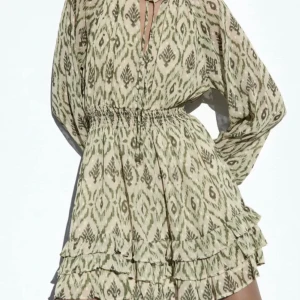 Zara klänning - mönstrad grön jättefin klänning från zara som är slutsåld! Bara använd fåtal gånger💕💕