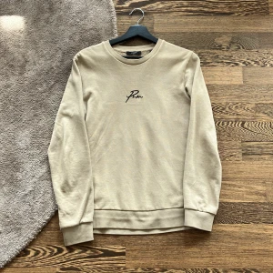 Långärmad tröja - Tja, säljer denna långärmade tröjan. DMa om du har någon fråga.