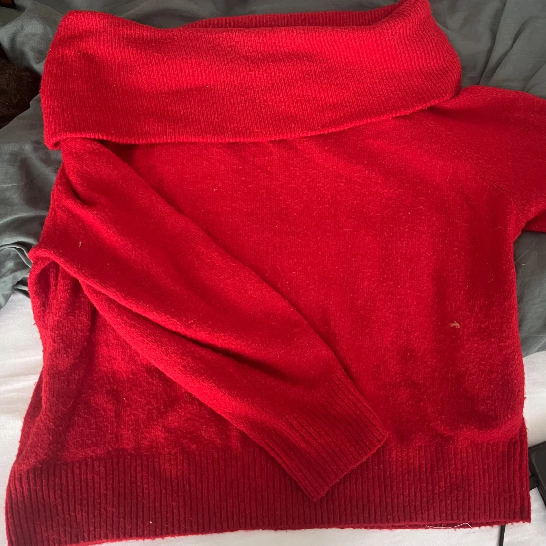 Röd off shoulder tröja