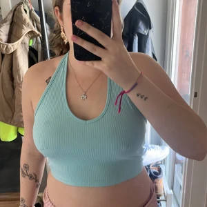 Fin topp - Fin blå topp som är använd ganska mycket, har en liten fläck (se på sista bilden) men inget man tänker på och tror den går att få bort i tvätten. Annars bra skick