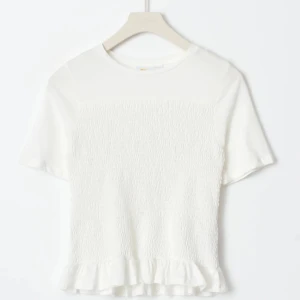 Populär smockad topp - Säljer denna populära smockade toppen ifrån Gina Young. Tröjan är i storlek 158/164, och jag skulle säga att den är som en S. Tröjan är i fint skick och har aldrig användts. Däremot har den testats och då får en liten fläck(bild 4). 💕💕