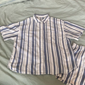 Pyjamas  - Luftigt och bekväm pyjamas (70% viskos, 30% linne), mycket lite använd.  Knäppning fram på toppen, resår samt snörning i byxlinningen.