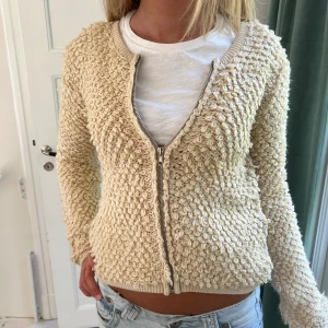 Beige kofta - Så söt med snygga detaljer