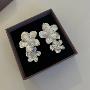 Fina blomörhängen - Säljer dessa fina örhängen då jag bara använt dem en gång💕