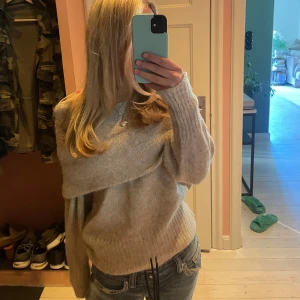 Beige stickad tröja - En så fin stickad tröja ifrån hm som ör jättefin till hösten och vintern! Kom privat för fler bilder, frågor osv