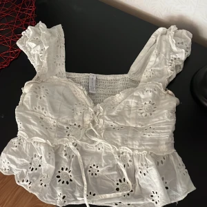 Söt topp - Jättefin vit topp, använd ett antal gånger men i bra skick. Liten i storleken 