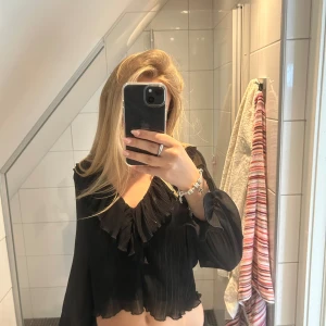 Svart blus - Så fin blus från zara! Har knappt använt så den är i väldigt fint skick💕