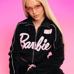 Barbie X Bohoo- Croppad Zip Up Hoodie - Snygg och croppad zip up hoodie från Bohoos samarbete med Barbie som för tillfället är helt slutsåld! Liten i storleken men elastiskt material! Har vanligtvis M + 164 cm🚶🏼‍♀️ Nypris 300 kr - Säljer för 250 kr + frakt! Helt oanvänd! 🩷✨🌟⚡️