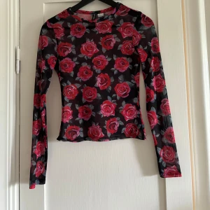 Blommig blus från hm  - Knappt använd, bra skick. Lite genomskinlig.