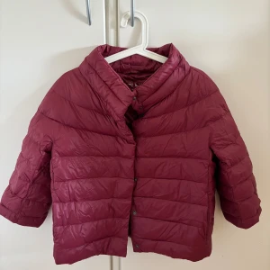 Jacka med trekvartärm  - Jacka med trekvart är i vinröd, använd ett fåtal gånger. 