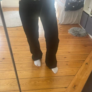 Baggy jeans - Svarta baggy jeans från Gina tricot, bra skick 💕