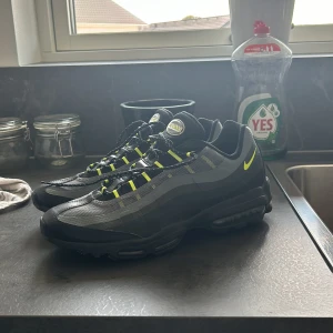 Air Max 95 ultra - Ett par 95or ultra i en colorway som inte går att köpa i Sverige (köpta utomlands). Sparsamt använda, endast lite smutsiga. Inget og medföljer därav priset. Priset kan diskuteras vid snabb affär