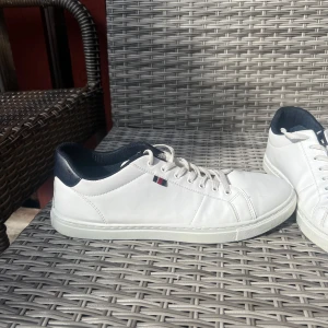 Tommy hilfiger skor  - Hej säljer nu min Tommy hilfiger skor.  Skorna har bara varit använda 2 gånger eftersom jag har för många skor.   Storlek: 46, priset kan diskuteras 