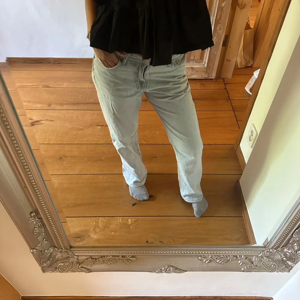 säljer dessa ljusblåa lågmidjade jeans! så snygga å perfekta till hösten! . Jeans & Byxor.