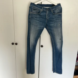 Dondup jeans stl 31 - Säljer nu dessa dondup jeansen i stl: 31. Moddelen är George med passform skinny fit.  Jeansen är mycket fit skick och jag är 190 cm lång.  Vid fråga är det bara att skriva. 