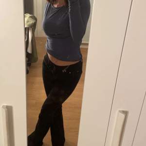 Jättesnygga Svarta lågmidjade bootcut jeans!! 💋💋