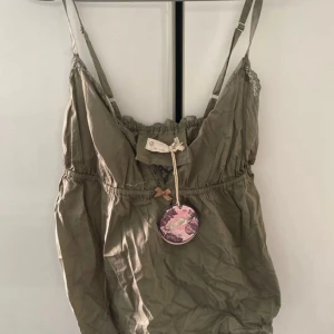 Odd Molly linne  - Odd molly linne militär grönt  Storlek M 2 Helt oanvänt då de ingått i min samlar kollektion. 