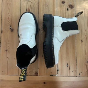 Vita Dr. Martens stövlar med hög sula  - Jag säljer mina 2967 Quad Platform Chelsea Boots (nypris 2300kr), då de tyvärr inte kommer till användning längre. 