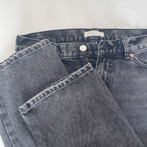 Low waist jeans - Svarta jeans från Ginatricot som aldrig kommit till användning, i storlek 32 vilket motsvarar xs/s  Pris kan diskuteras och sänkas