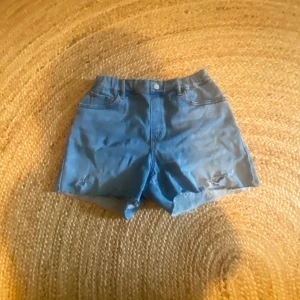 Shorts från uniqlo - Aldrig använda shorts från uniqlo.Riktigt snygg.Skriv för mer bilder.