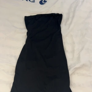 Klänning  - Säljer min klänning då jag beställde 2 likadana. Öppen i ryggen och passar väldigt bra. Skönt material, den är dock lite kort, men jag gillar korta klänningar. Den är utan axelband och passar bra till vardags, fest eller en middag. Nypris 200kr