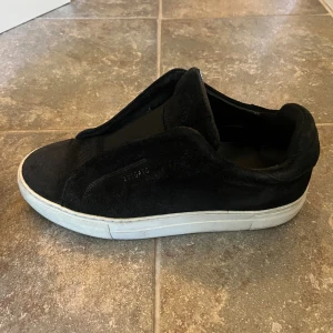 Axel arigato skor - Ett par skit snygga Axel arigato skor som tyvärr inte kommer till användning längre:(