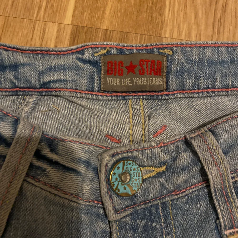 Säljer ett par ljusblå jeans från Big Star. De har en klassisk femficksdesign och en snygg tvätt som ger dem en avslappnad look. Perfekta för vardagsbruk!. Jeans & Byxor.