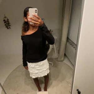 One shoulder tröja😍😍 - En one shoulder tröja som aldrig kommit till användning då den tyvärr är för stor för mig, den är i superfint skick😇