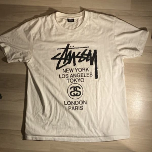 Vit t-shirt från Stüssy - Säljer en snygg vit t-shirt från Stüssy, nyskick och endast testa några gånger. hör dig ifall du har frågor!
