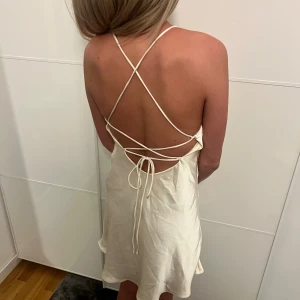 Zara klänning  - Säljer denna supersöta satin klänning ifrån zara då den inte  kommer till använding, endast testad storlek xs 