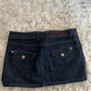 Jeanskjol  - Snygg mörkblå kjol med coola bakfickor 🩷är storlek 150 men funkar för någon som har xs 