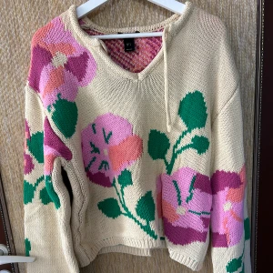 Tjock stickad tröja  - Säljer denna superfina stickade tröja från Lindex, den är super tjock så passar den frusna. Den är använd en/två gånger så är i nyskick.