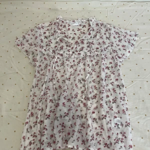 Superfin blus - Supersöt blommig blus ifrån lager 157! Storlek S. Aldrig använd, har bara hängt i garderoben så den är i nyskick. Pris kan diskuteras!💕😊