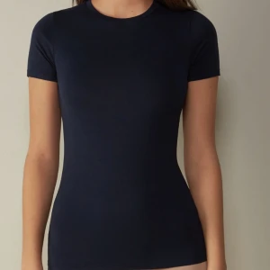 Intimissimi t-shirt - En jättesnygg tight intimissimi t-shirt i väldigt bra skick, marinblå och inte använd mycket💓