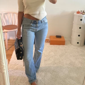 501 Levis jeans  - Super snygga 501 jeans från Levis, ljusblå❣️❣️ har ett litet hål mellan benen, men går att sy igen ❣️❣️