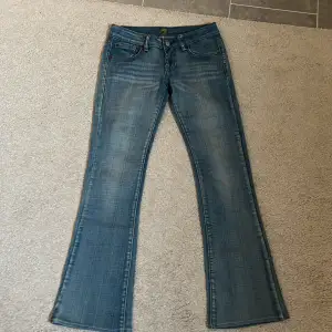 Supersnygga lågmidjade jeans från 7 for all mankind😍😍 midjemått ca 36 och i superbra skick❤️