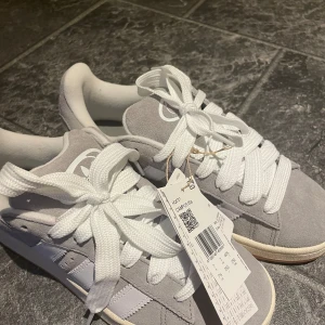 Campus grey 00 - Helt nya Campus grey! Sjukt feta skor som är galet populära! Har box kvitto o skosnören allt orginal såklart! Hör gärna av er vid funderingar eller prisförslag😉